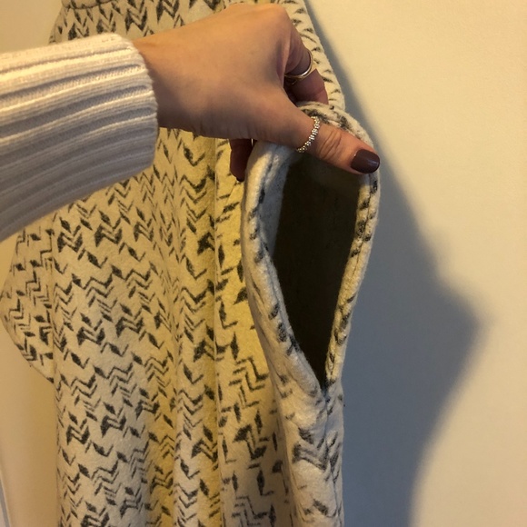 424 FIFTH Chevron Jacquard Poncho in Ivory NWOT - Picture 9 of 10